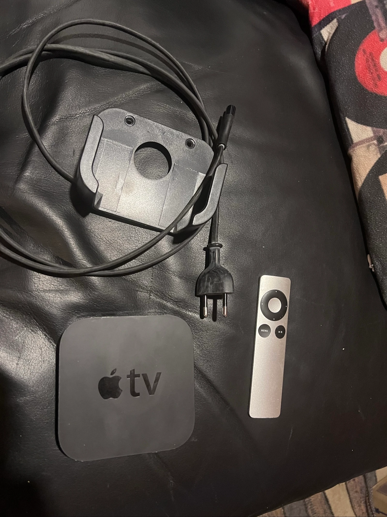 Apple TV 2e génération (A1378) complète avec télécommande et support excellent état.